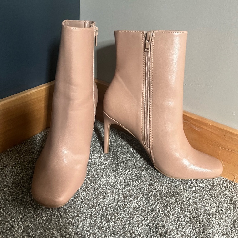 Elegant beige Ankle Boots